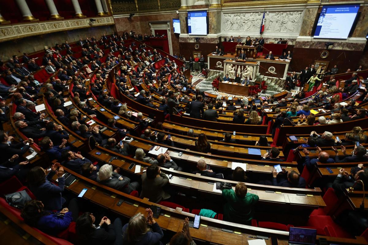 El ministro de Interior Gerald Darmanin interviene en el pleno de la Asamblea Nacional sobre la ley de inmigración.