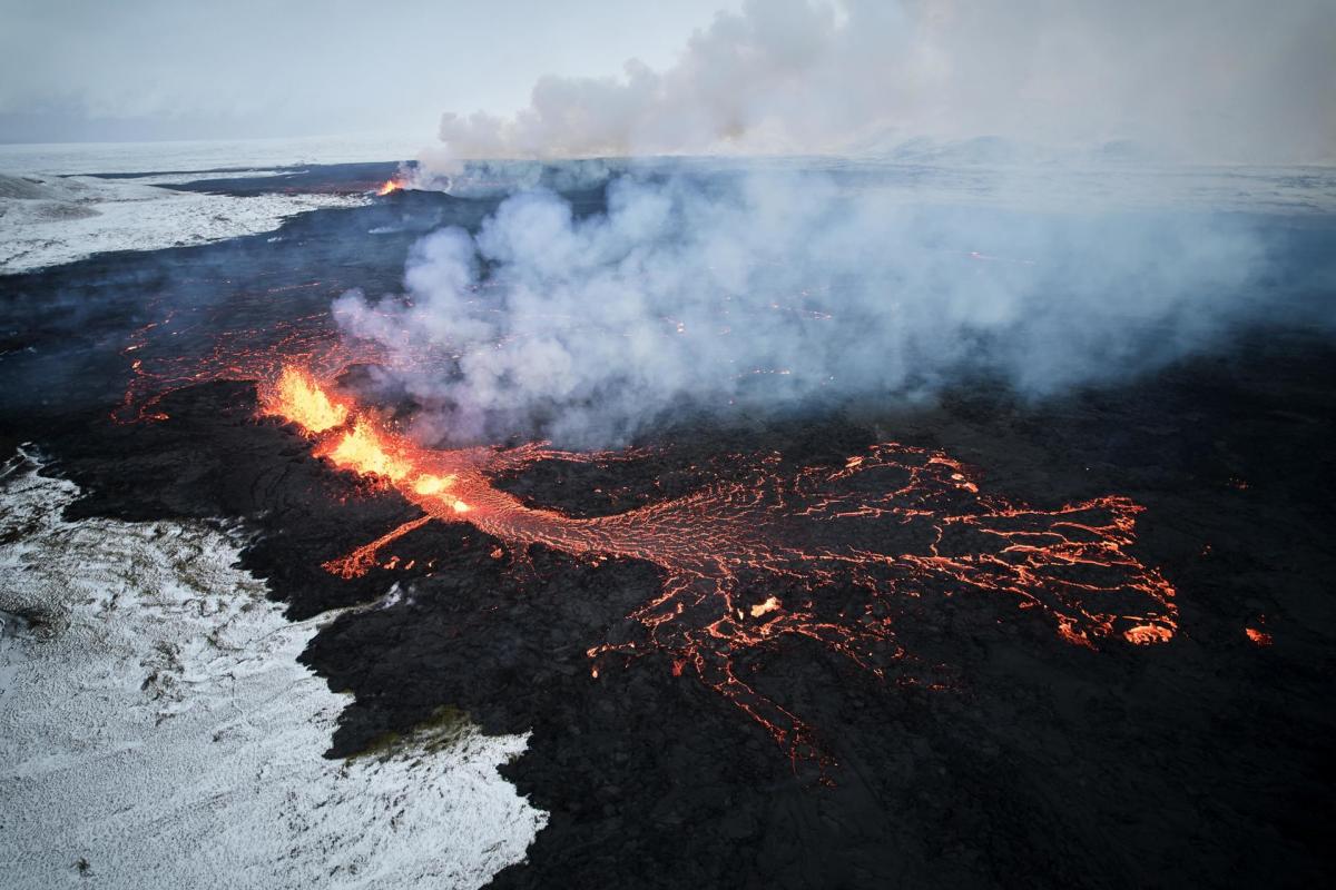 Fotografía aérea tomada con un drone muestra lava y humo saliendo de una fisura volcánica durante una erupción cerca de la ciudad de Grindavik, en la península de Reykjanes (Islandia). La Oficina Meteorológica de Islandia (OMI) anunció el inicio de una erupción volcánica fisural cerca del cráter de Sundhnuka, al noreste de Grindavik, en la noche del 18 de diciembre, tras semanas de intensa actividad sísmica en la zona. La potencia y la actividad sísmica de la erupción han disminuido con el tiempo, informó la OMI el 19 de diciembre, añadiendo que se han registrado unos 320 seísmos desde el inicio de la erupción.