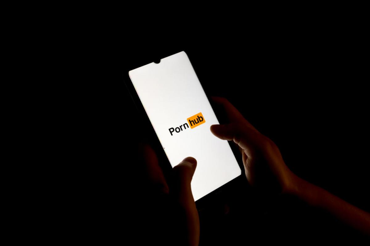 Logo de Pornhub en un móvil.