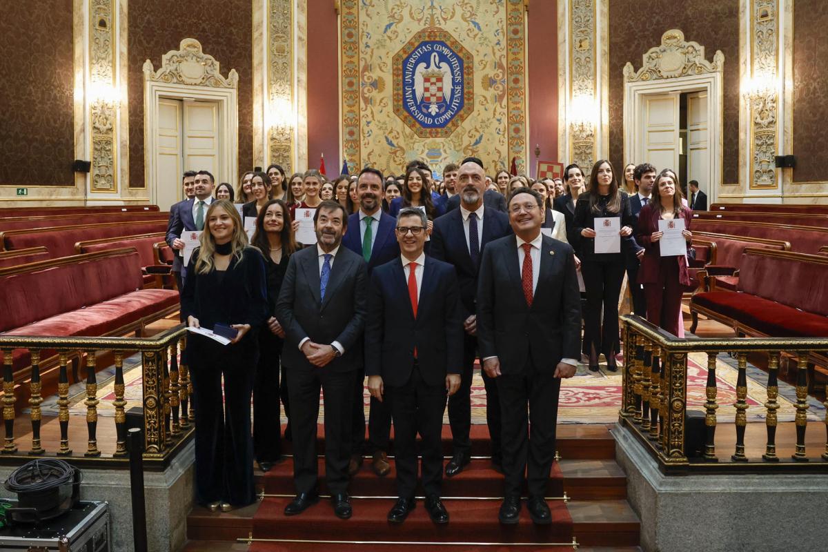 MADRID, 18/12/2023.- El fiscal general del Estado, Álvaro García Ortiz (d), el ministro de la Presidencia, Justicia y Relaciones con las Cortes, Félix Bolaños (2d), el presidente del Consejo General del Poder Judicial (CGPJ), Vicente Guilarte (2i), el rector de la Universidad Complutense de Madrid, Joaquín Goyache (d, segunda fila), y el secretario de Estado de Justicia, Manuel Olmedo (c, segunda fila), durante la ceremonia de entrega de despachos a la 61ª promoción de acceso a la carrera fiscal este lunes en el paraninfo de la Universidad Complutense de Madrid. Este acto se celebra en un clima enrarecido por la ley de amnistía y las críticas del independentismo a jueces y fiscales, y en un acto al que no asiste el rey, que viaja a Kuwait por la muerte del emir.