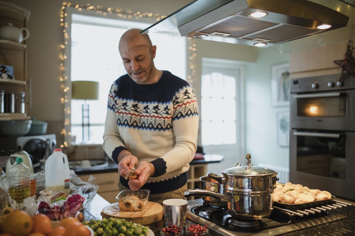 Un hombre cocinando en Navidad.
