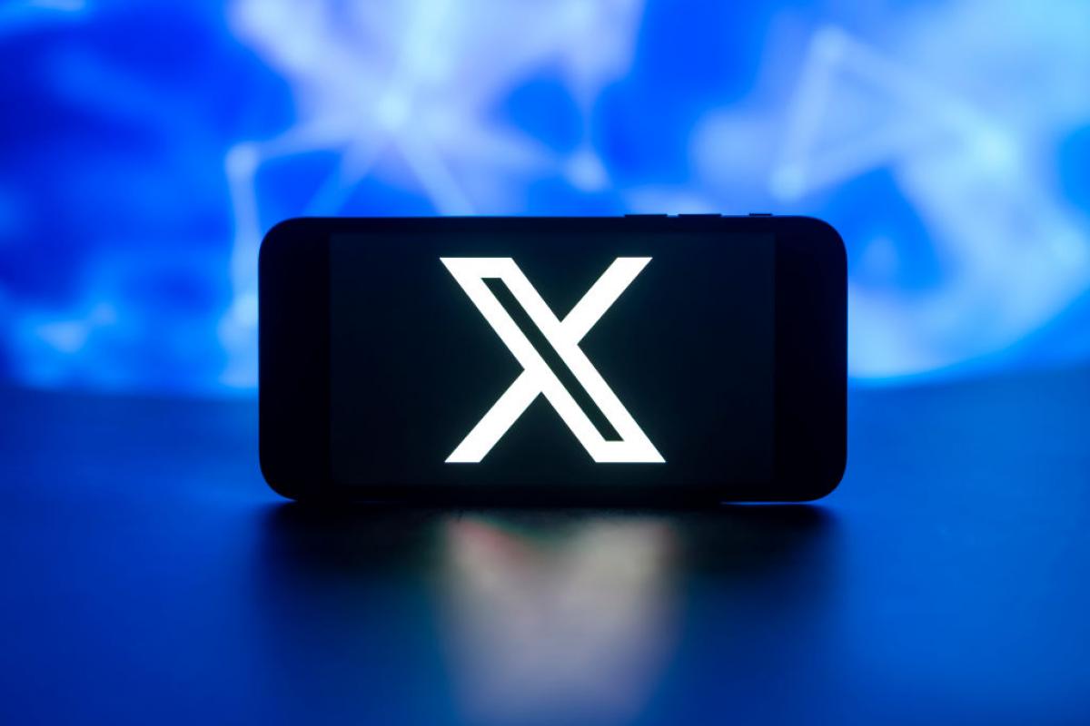 Logo de X en un teléfono.