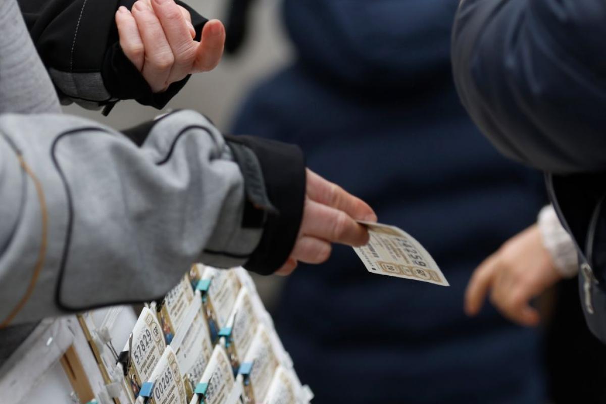 Una persona comprando Lotería en la calle en una imagen de archivo.