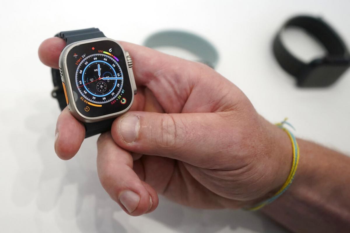 Una persona sostiene un Apple Watch Ultra en el último evento de Apple de Cupertino.