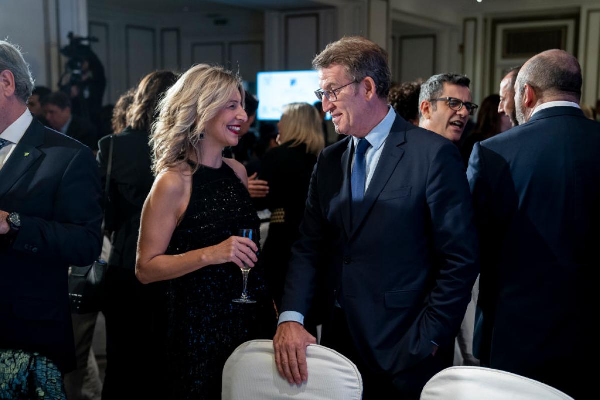Yolanda Díaz y Alberto Núñez Feijóo, juntos en la gala de los premios de los periodistas parlamentarios
