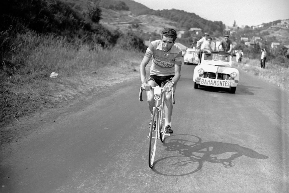 Bahamontes, en plena ascensión del Tour que le coronó en 1959