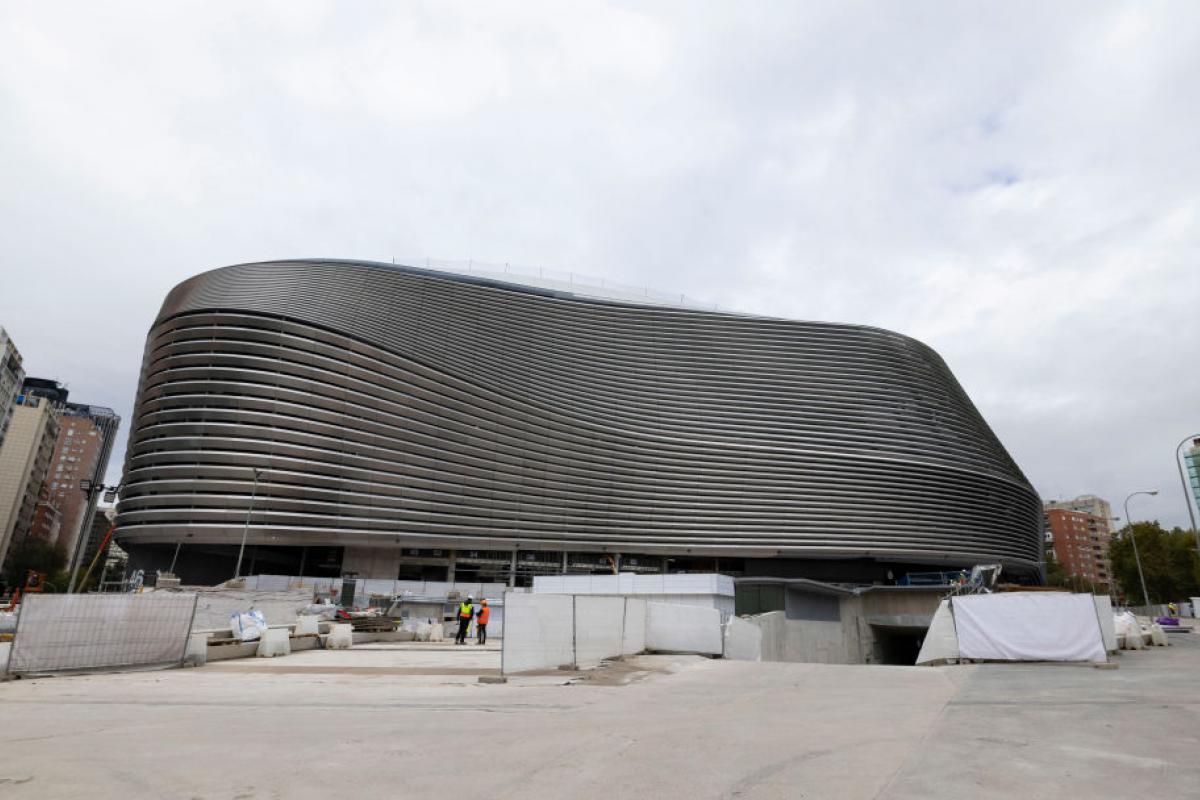 Exteriores del remozado Santiago Bernabéu, posible sede de la final del Mundial 2030