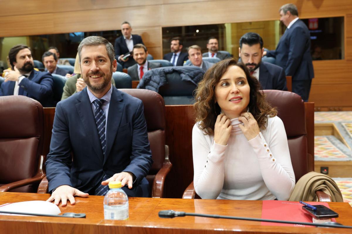 Isabel Díaz Ayuso, junto al consejero de Presidencia, Miguel Ángel García, en la Asamblea de Madrid