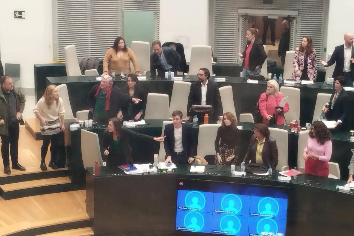 La bancada de izquierdas protesta tras el encontronazo