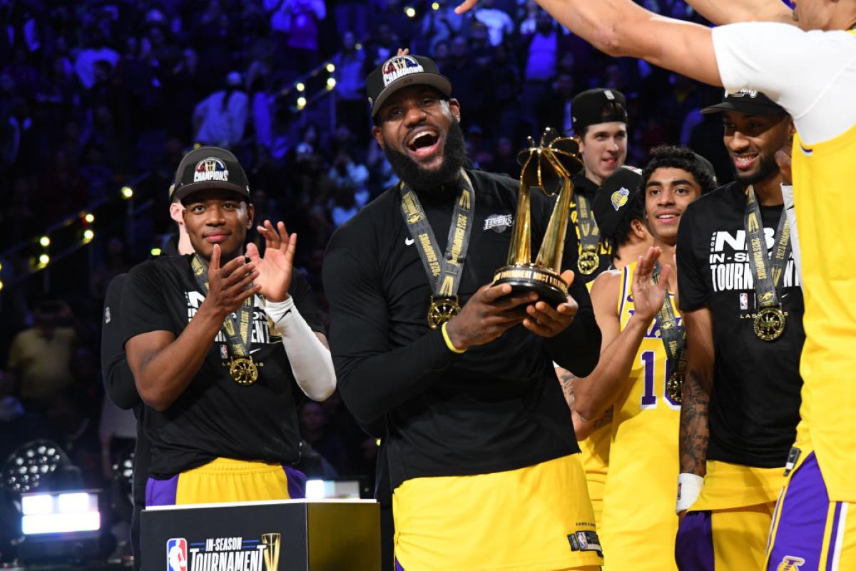 Lebron James celebra el Trofeo In Season con sus Lakers