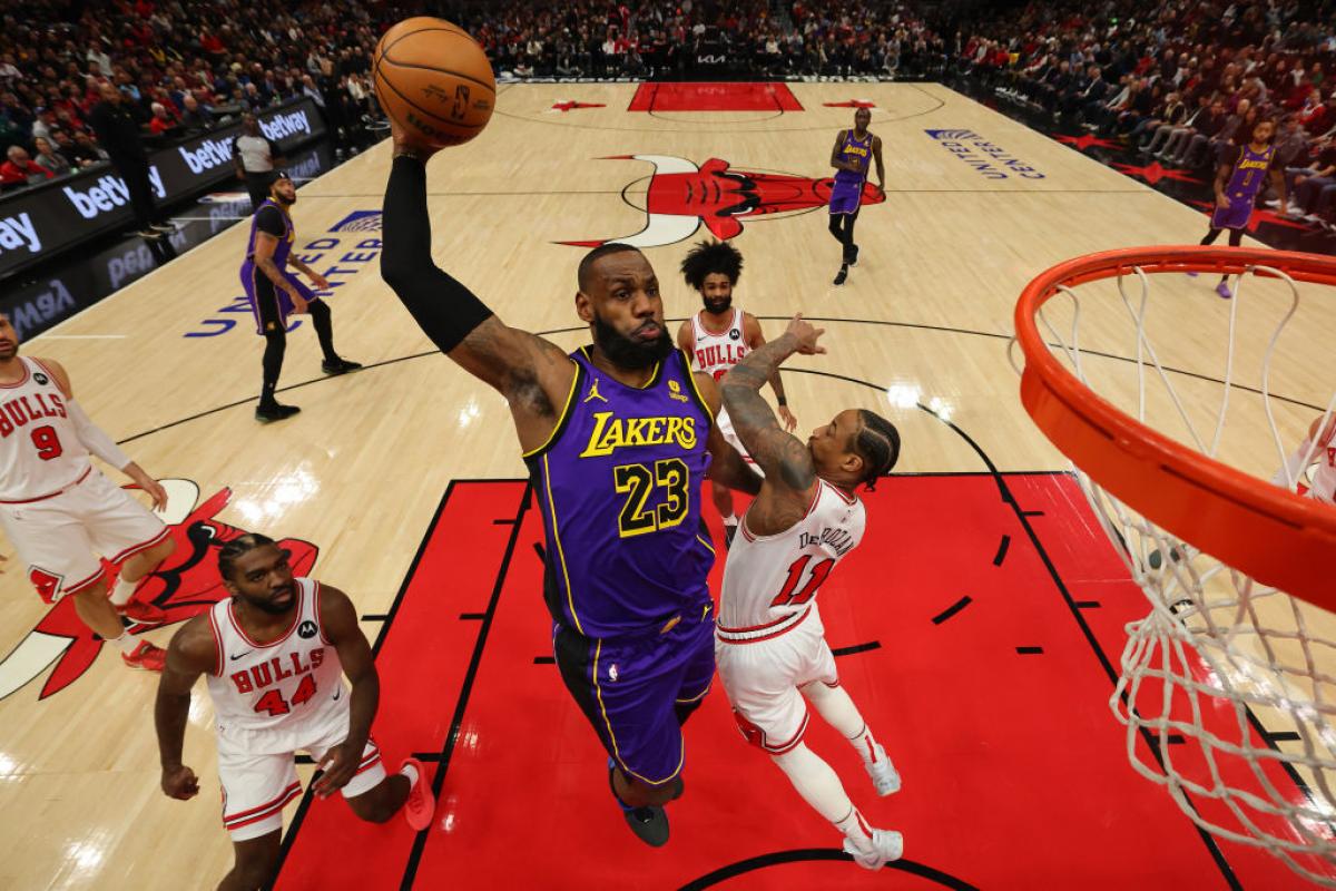 LeBron James machaca el aro de los Chicago Bulls