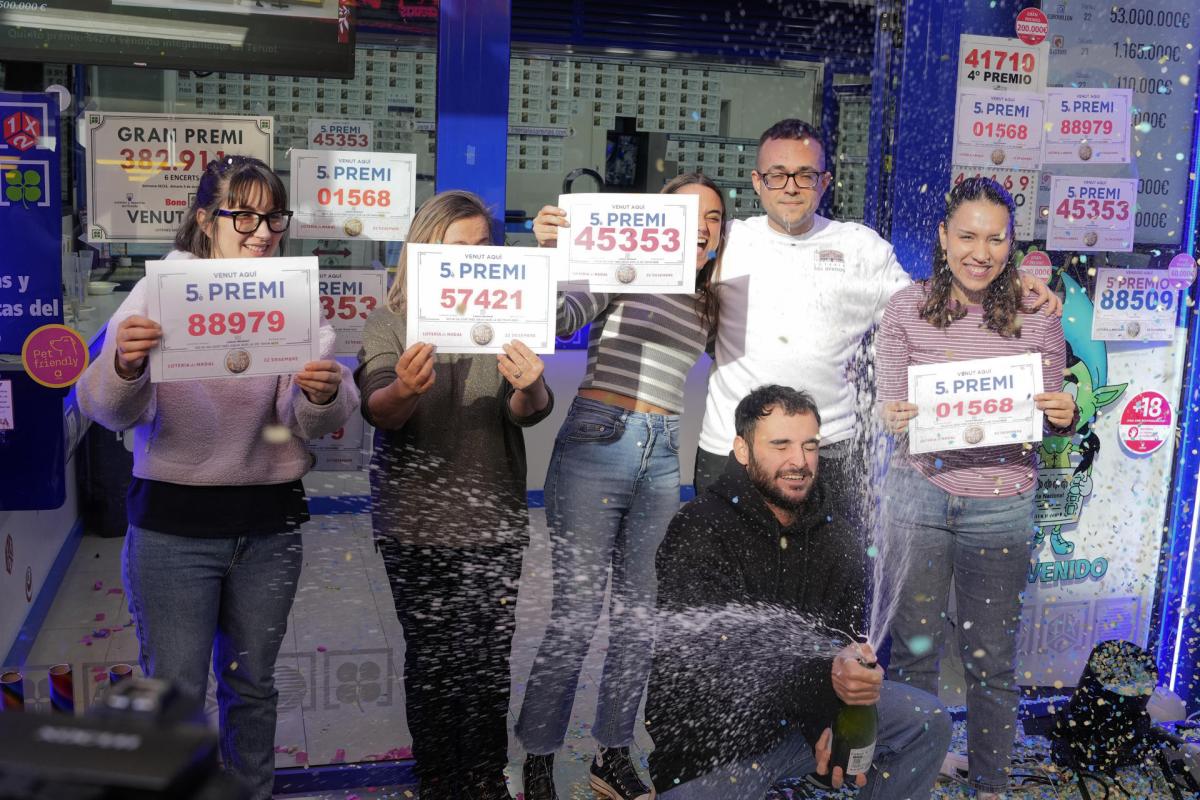 Los propietarios y trabajadores de la administración de lotería Las Arenas de Barcelona.