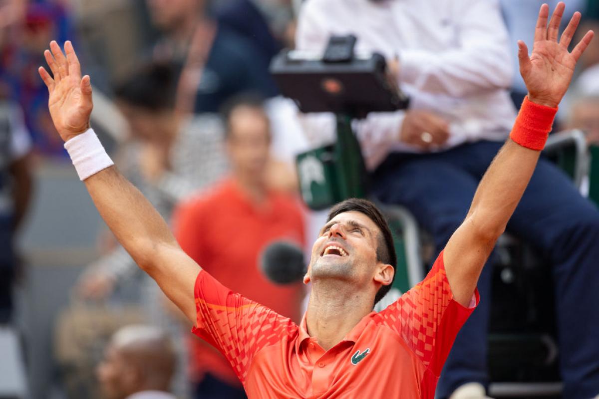Novak Djokovic celebra su victoria en Roland Garros
