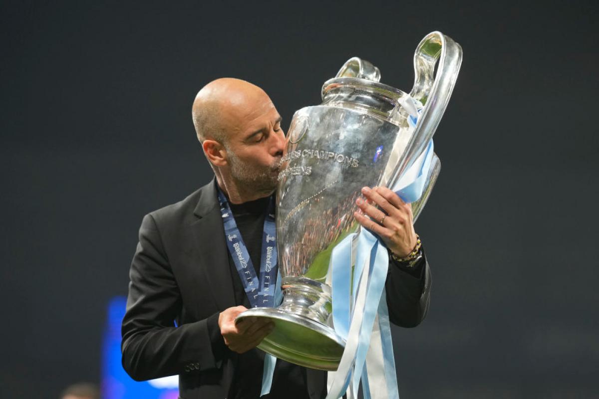 Pep Guardiola besa la 'orejona' tras vencer al Inter en la final