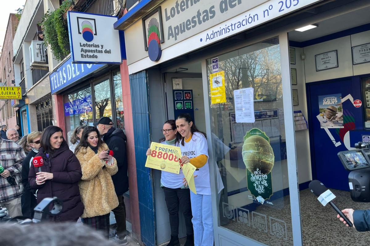 Rocío celebrando junto a su compañera el premio Gordo.