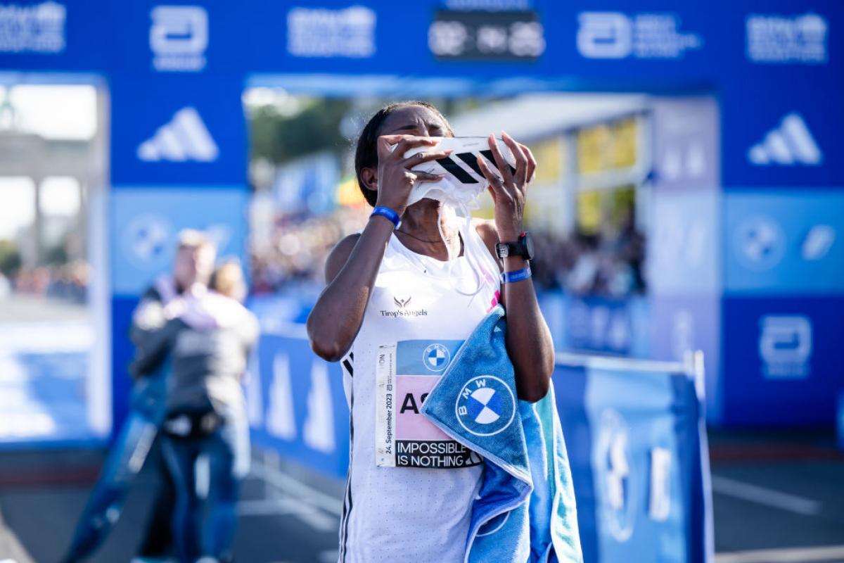 Tigist Assefa alza sus zapatillas tras batir el récord del mundo de maratón femenino