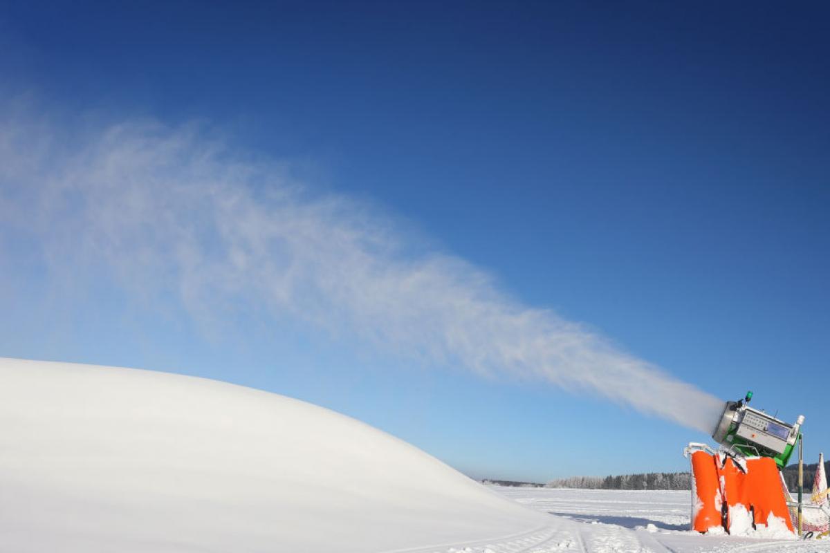 Un cañón produce nieve en una pista de esquí europea.