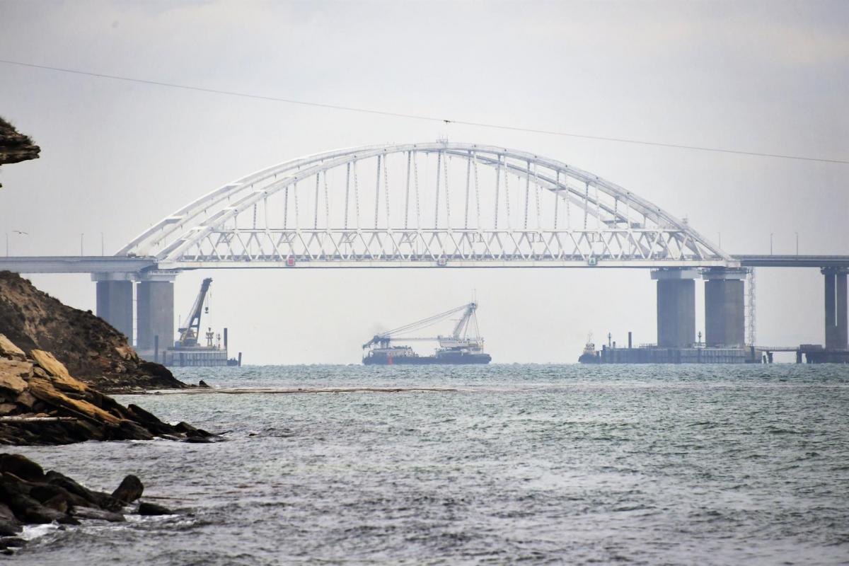Buque mercante pasando bajo el puente del estrecho de Kerch, en Ucrania