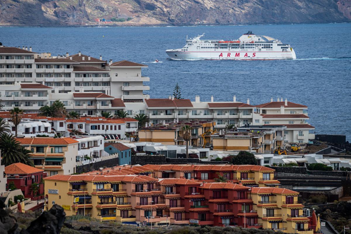 Un ferry llegando al puerto de Santa Cruz de la Palma.