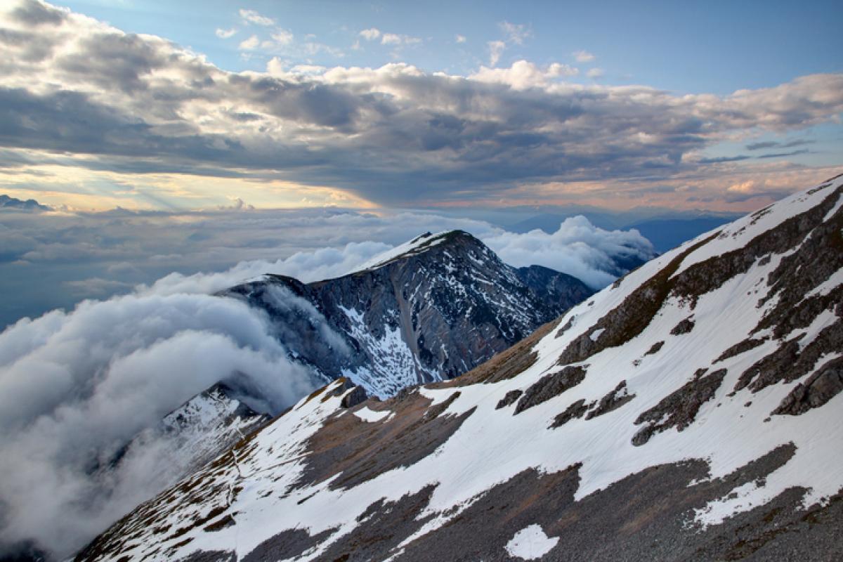 Imagen de archivo de una montaña con nieve.