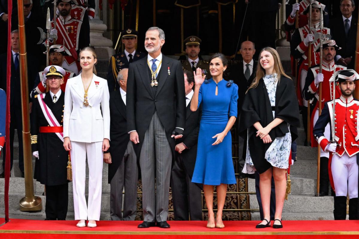 La princesa de Asturias, el rey Felipe VI, la reina Letizia y la princesa Sofia posan en la puerta de las Cortes el día de la jura de la Constitución de Leonor.