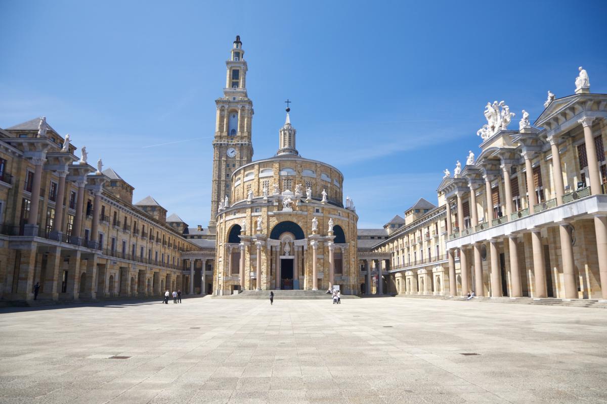 La torre, la iglesia y la plaza de la Laboral Ciudad de la Cultura de Gijón.