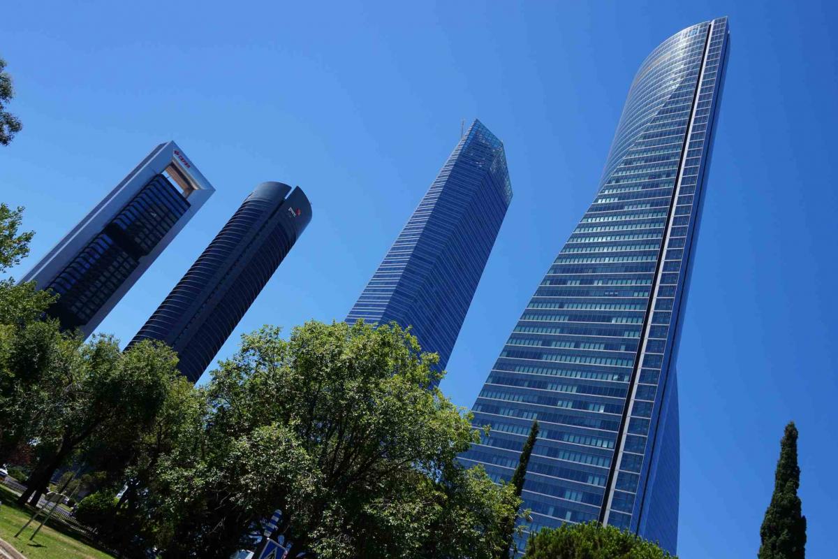 Las 4 torres de Madrid vistas desde abajo