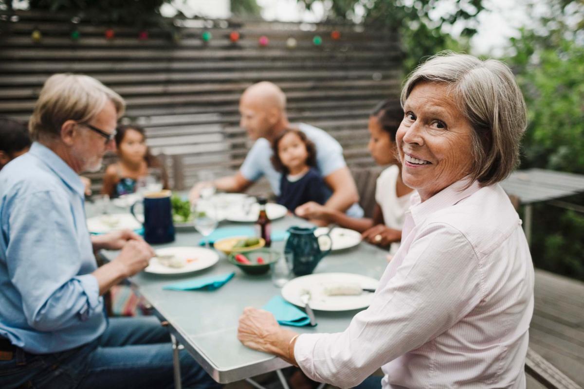 Señora mayor en una comida familiar