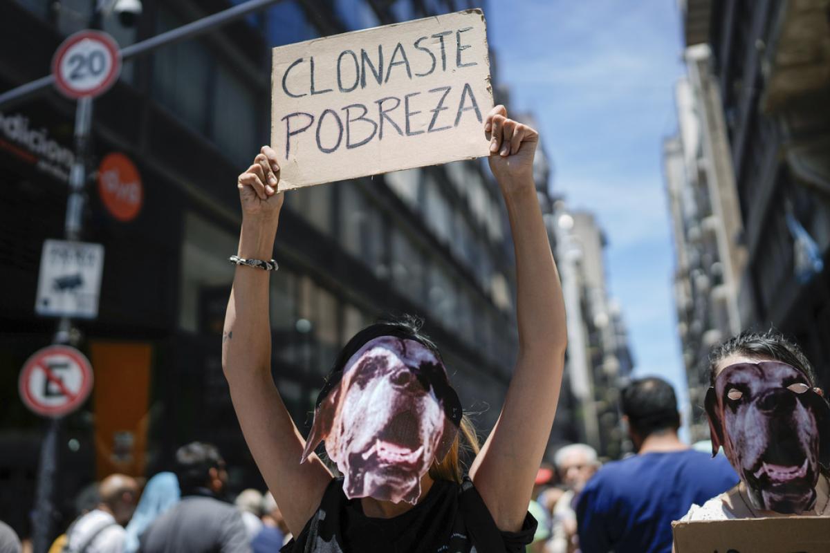 Una manifestante en las protestas contra los recortes del Gobierno de Milei en Argentina.