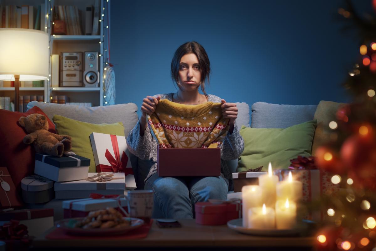 Una mujer, desilusionada con su regalo de Navidad.