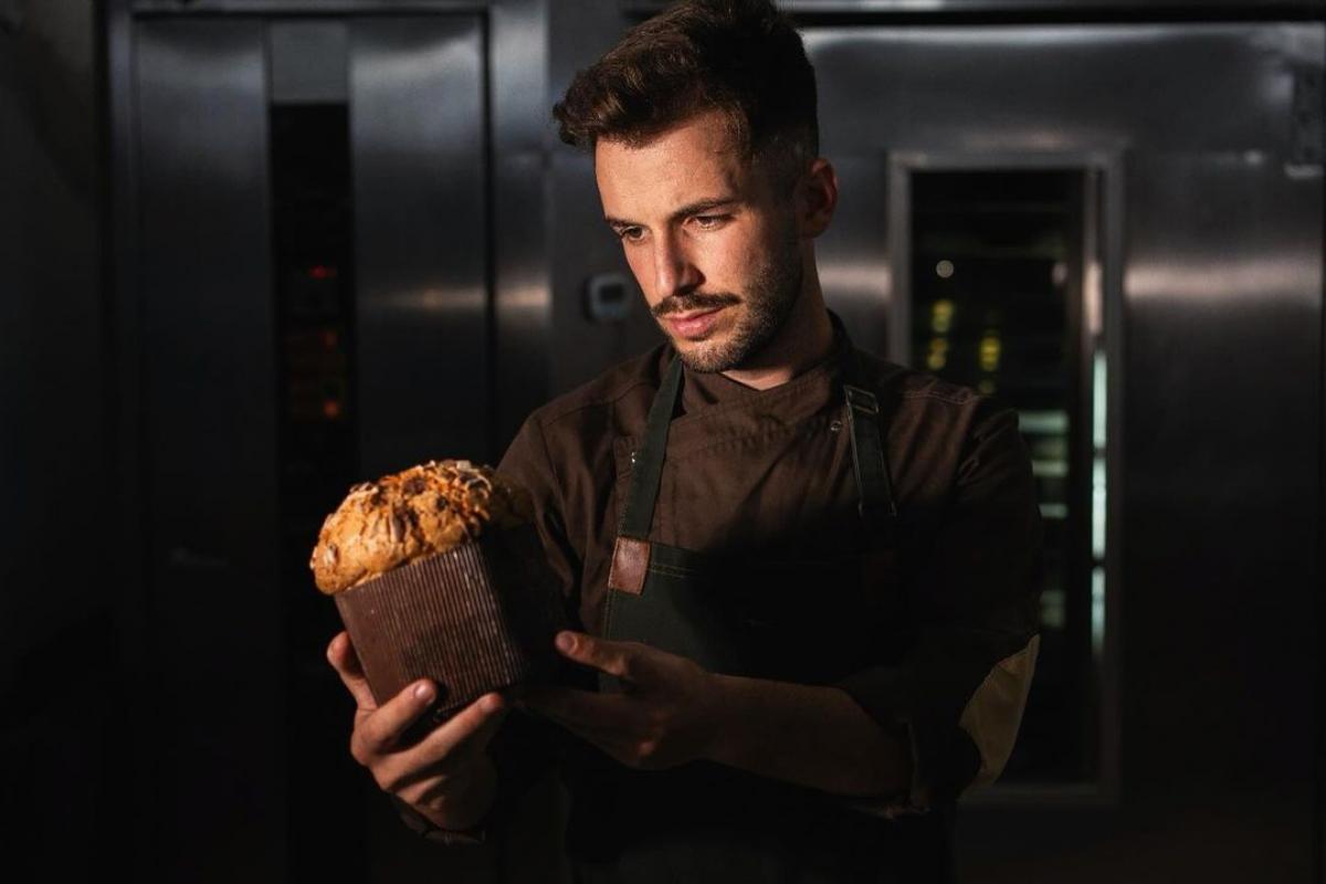 Bryan Medina, regente de la Panadería Zulay, observa uno de sus panettones