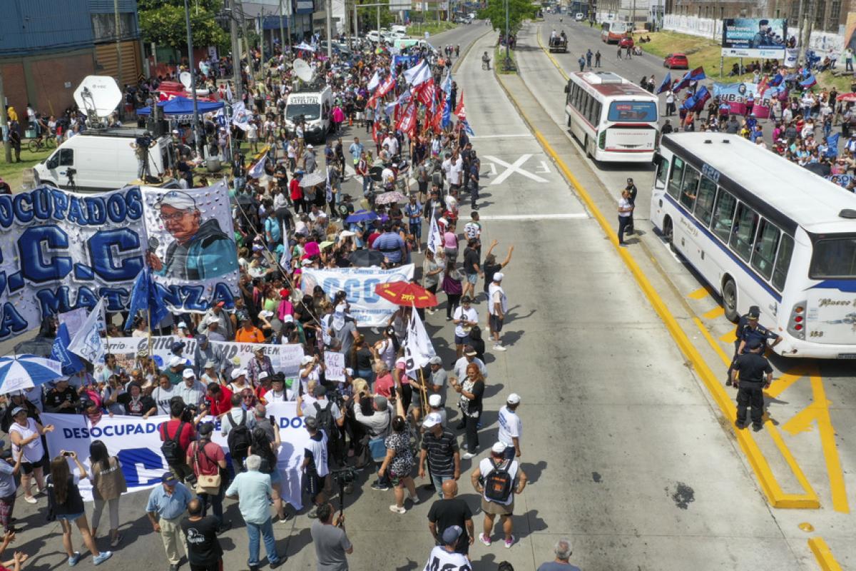 Corte parcial de una carretera en Argentina contra los recortes del ultraderechista Milei.