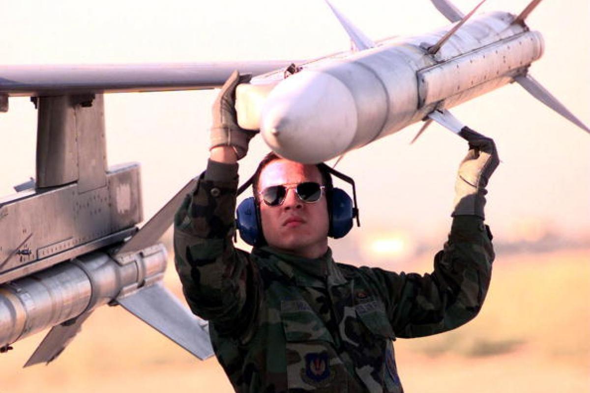 Un experto en armamento estadounidense revisa un misil táctico HARM (High Speed Anti Radiation Missile), en una imagen de archivo.
