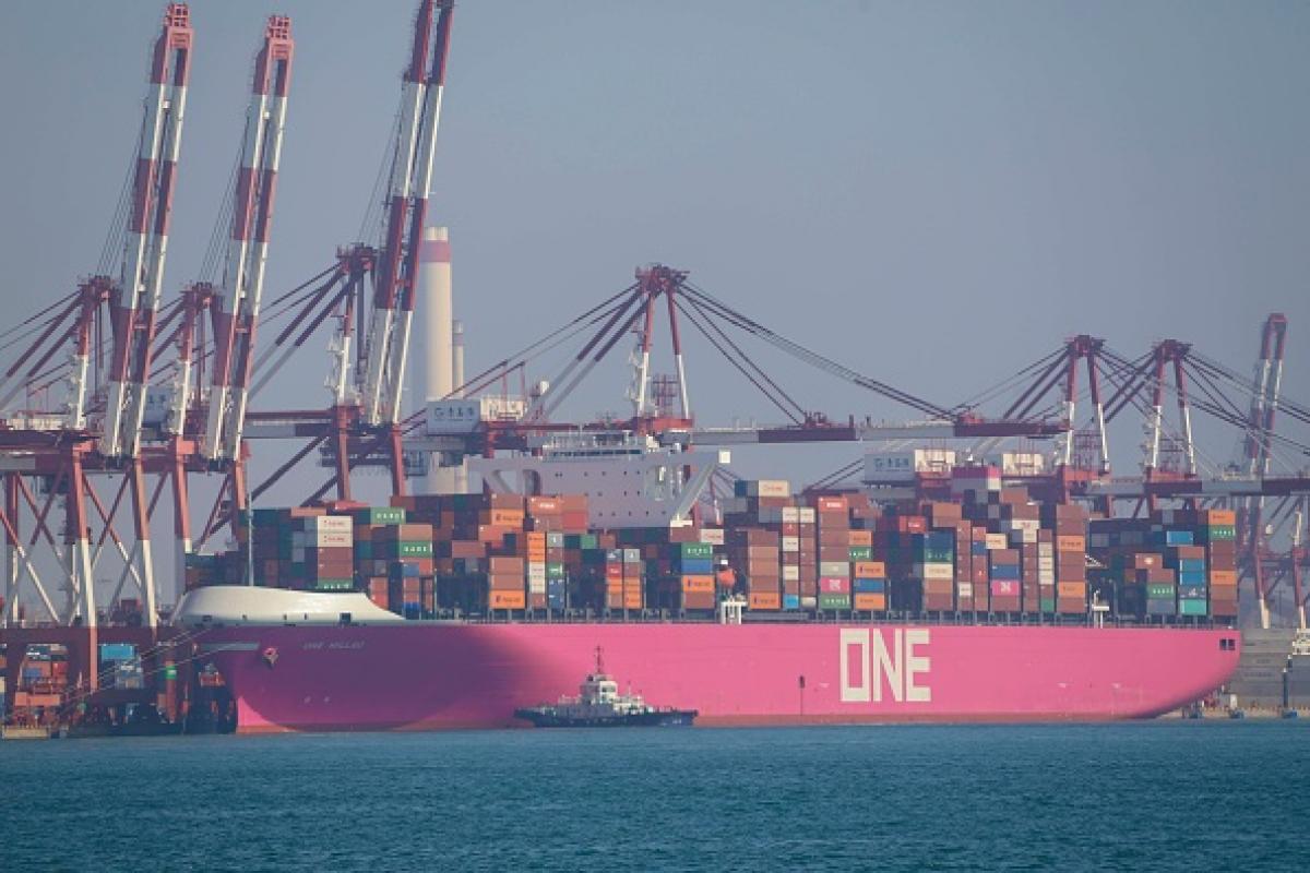 Un portacontenedores marítimo de la firma One Ocean Network (ONE) en Qingdao, China.