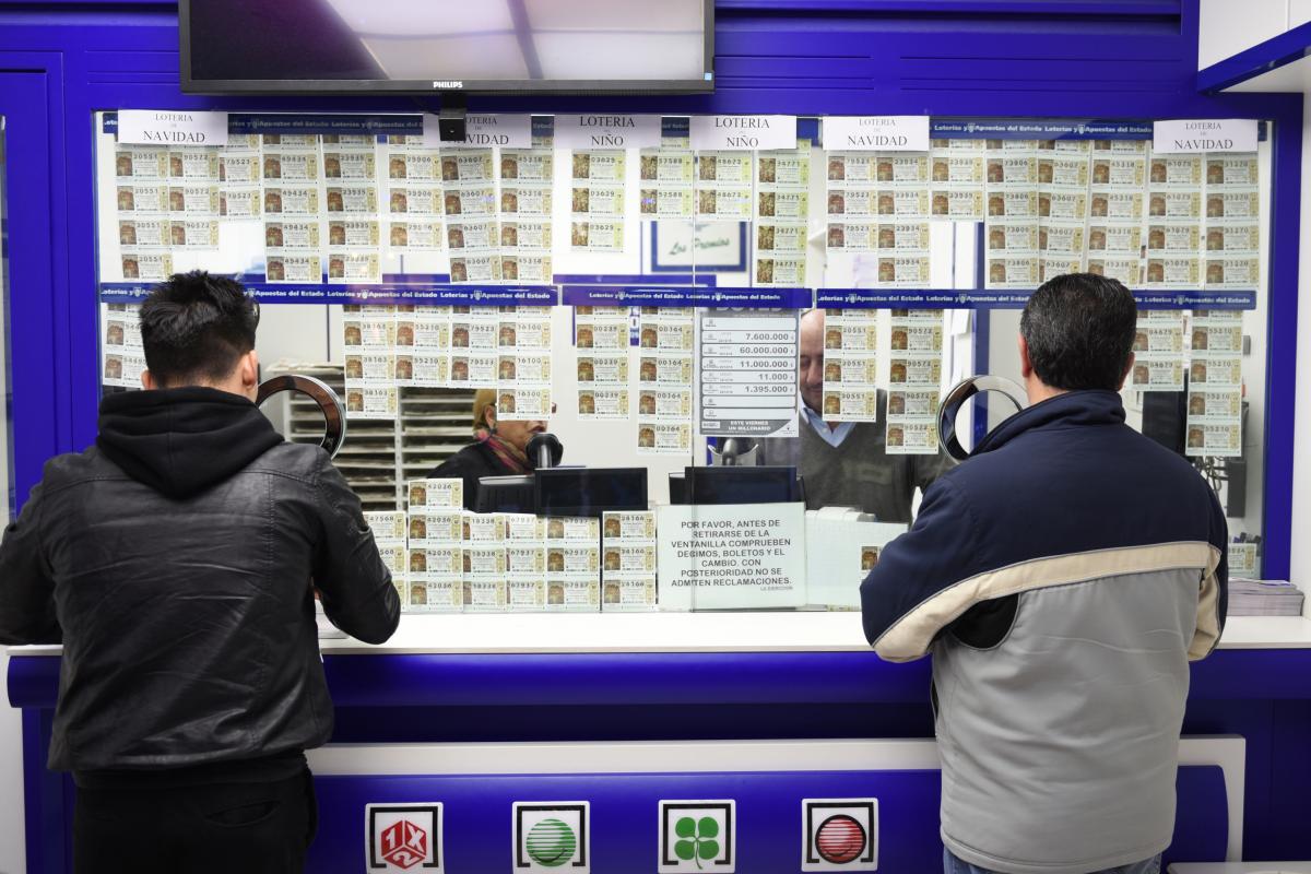 Diversas personas comprando lotería.