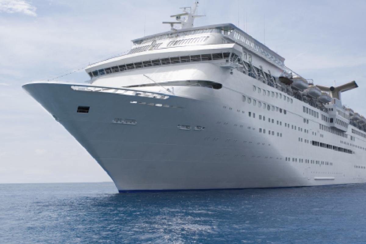 Crucero surcando el mar.