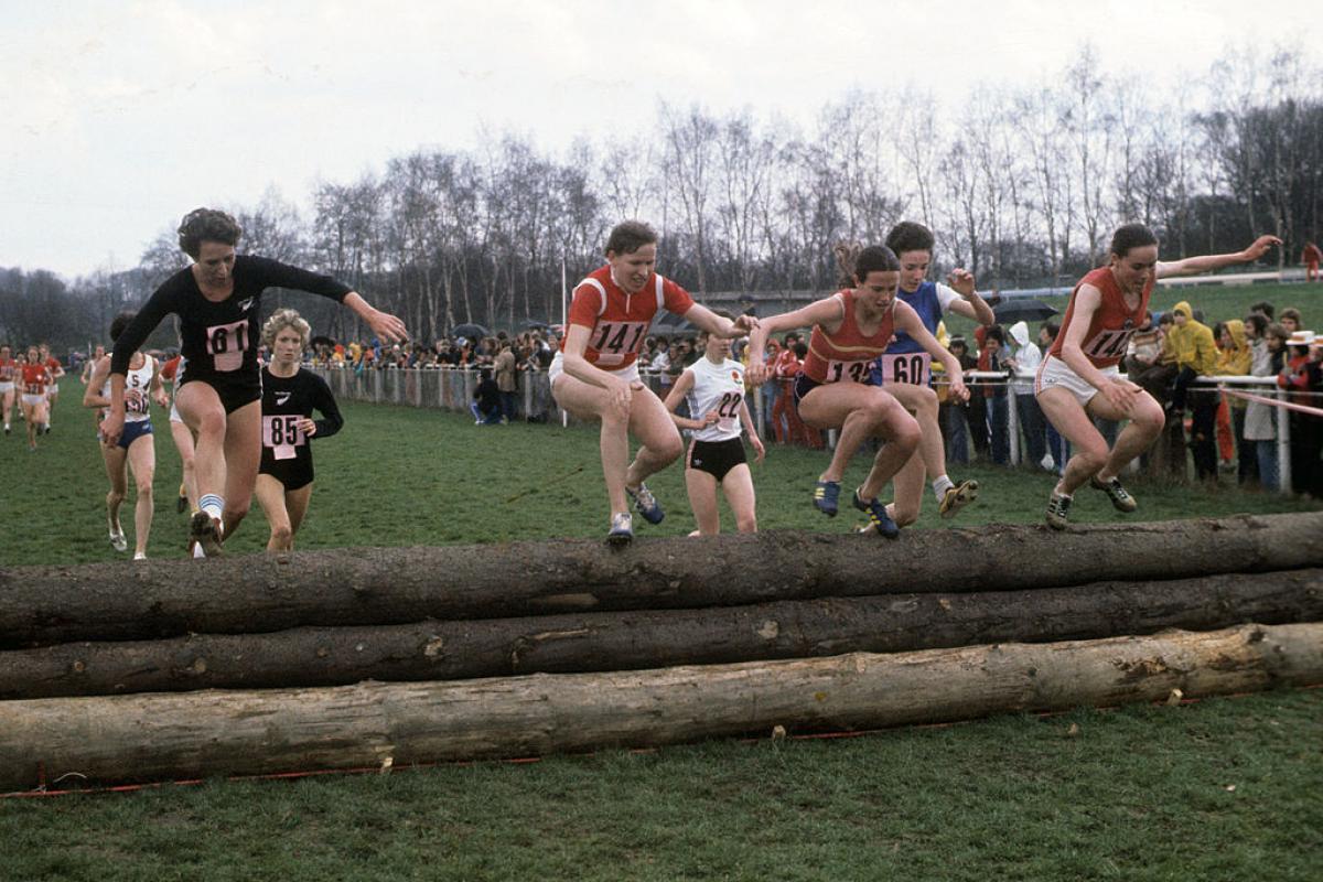 Carmen Valero, en el centro con el dorsal 135, en el Mundial de Cross de Dusseldorf en 1977