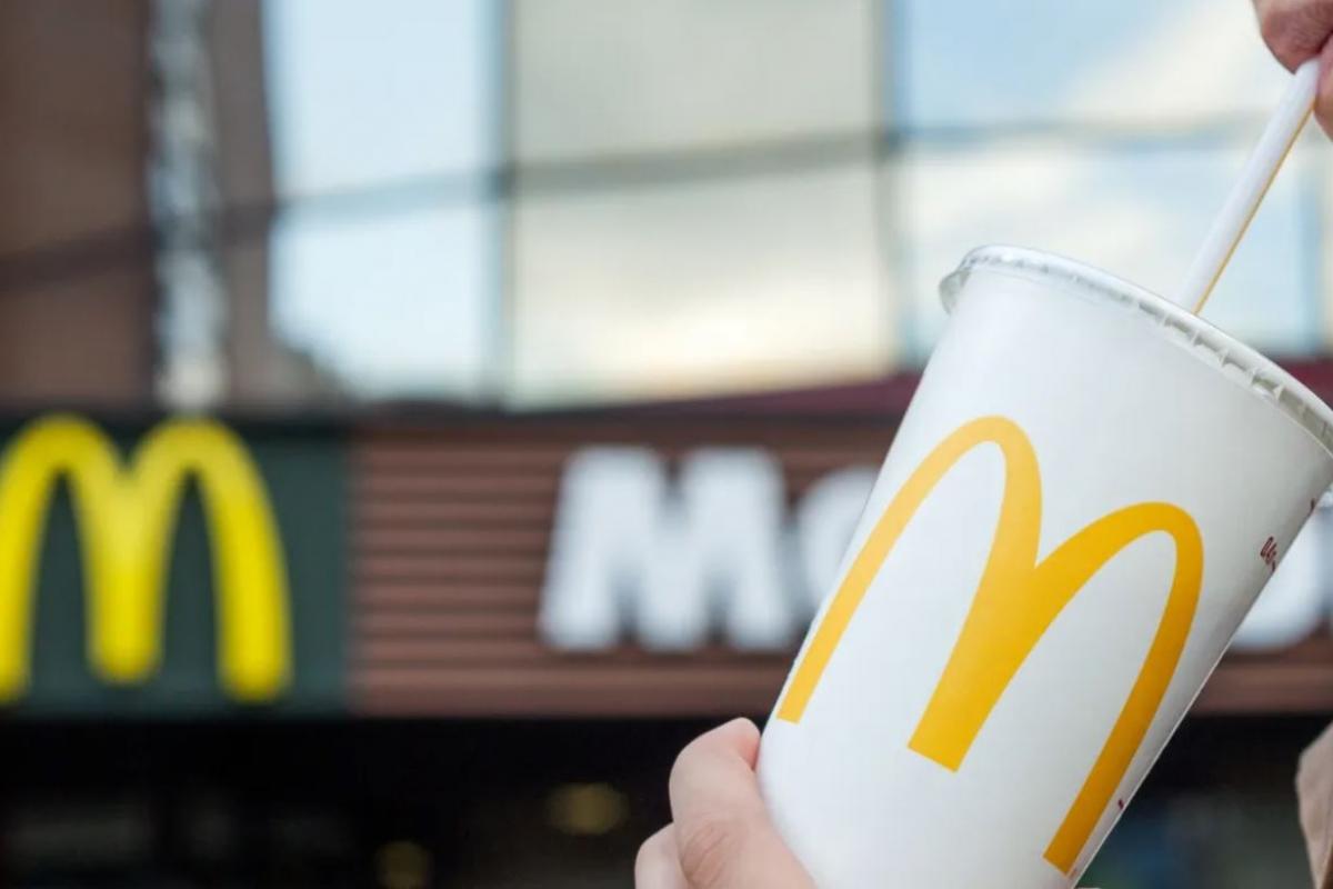 Persona bebiendo una Coca-Cola
