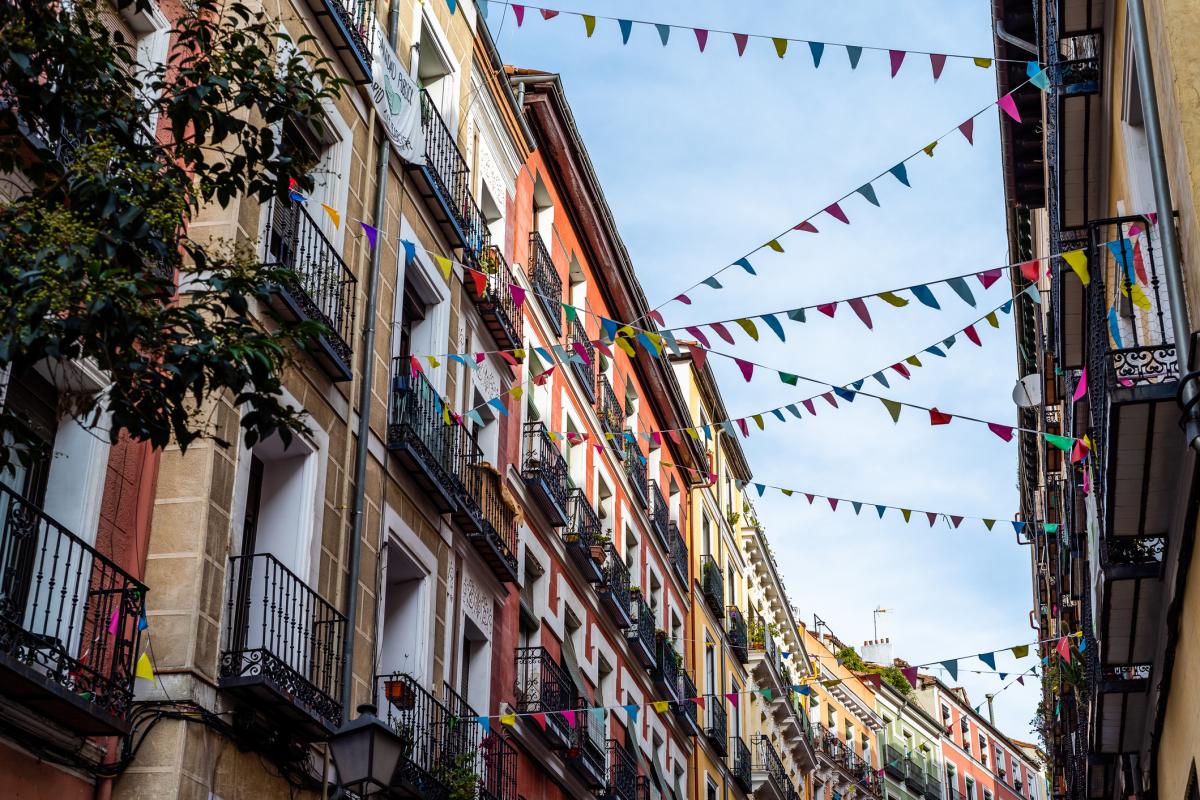 Una calle decorada de fiesta, en el barrio de Lavapies.