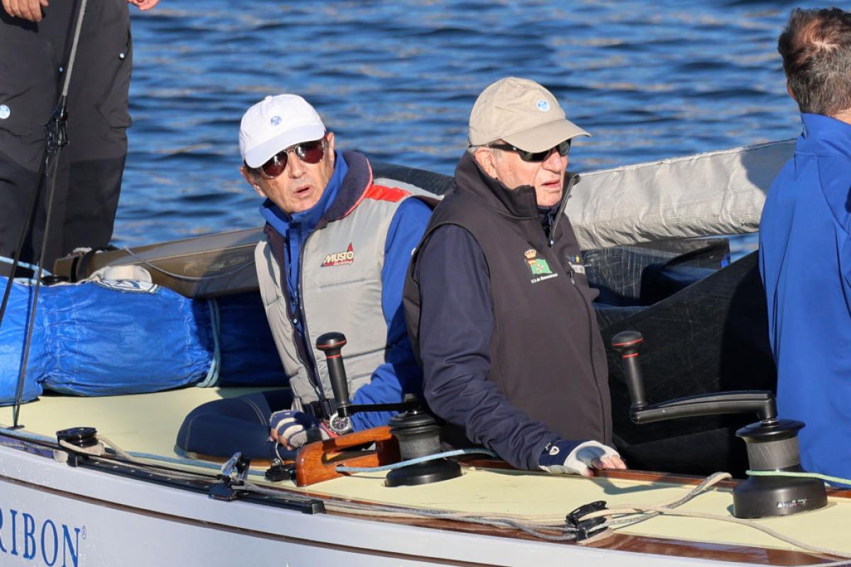 Juan Carlos y su amigo Pedro Campos en Sanxenxo.