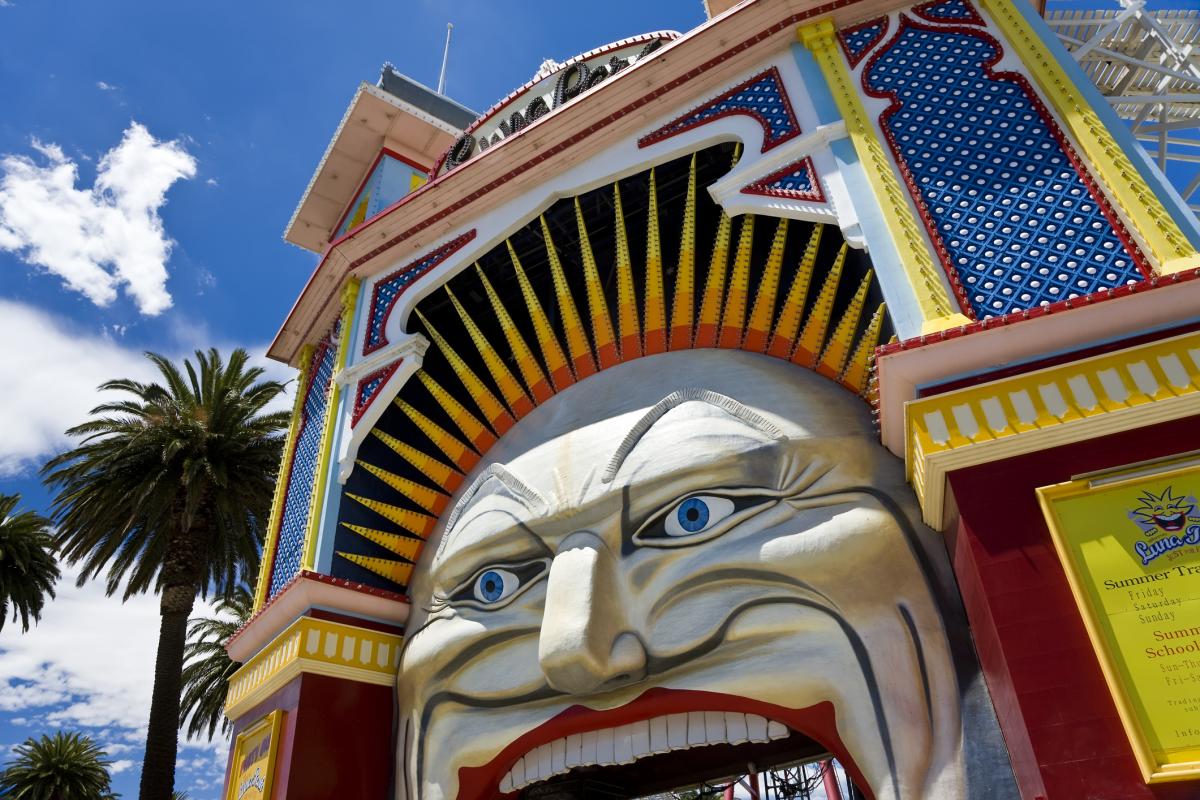 La montaña rusa de Luna Park en Melbourne, Victoria, Australia