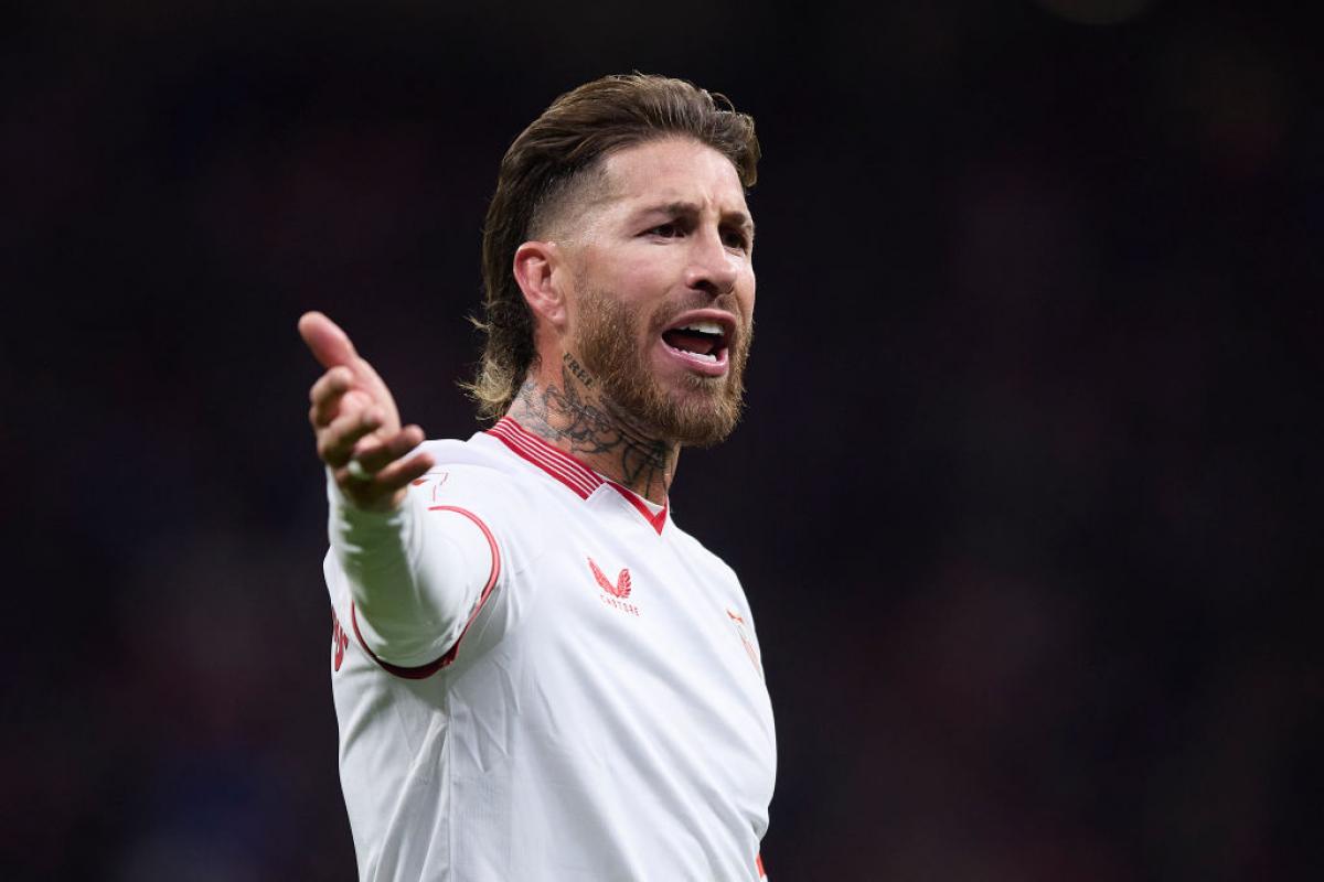 Sergio Ramos gesticula en pleno partido