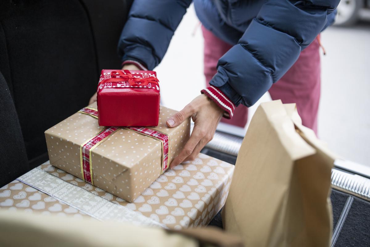 Regalos en el maletero de un coche.