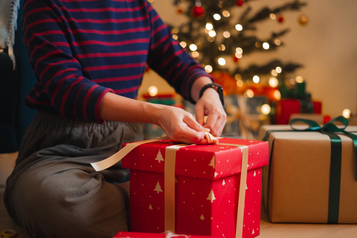 Una persona abriendo un regalo.