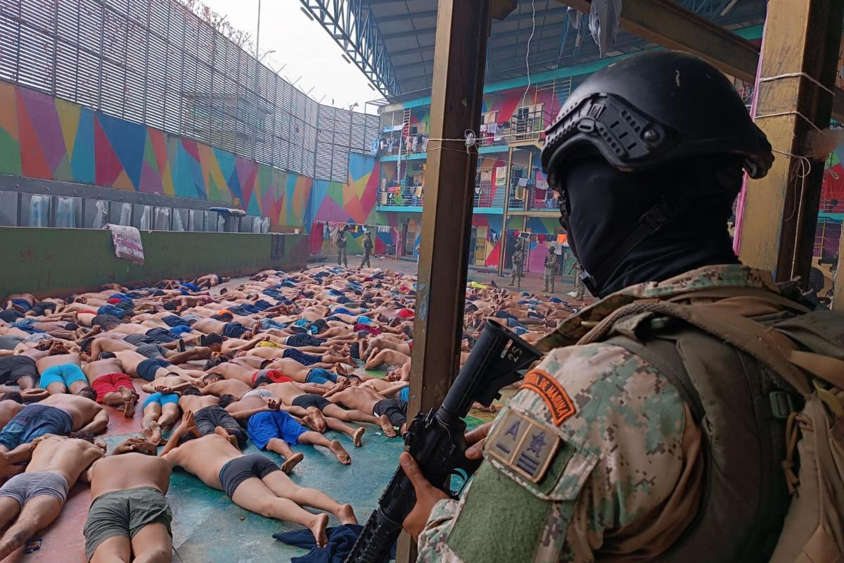 El Ejército de Ecuador realiza un operativo en la Cárcel Regional del Litoral, en Guayaquil.