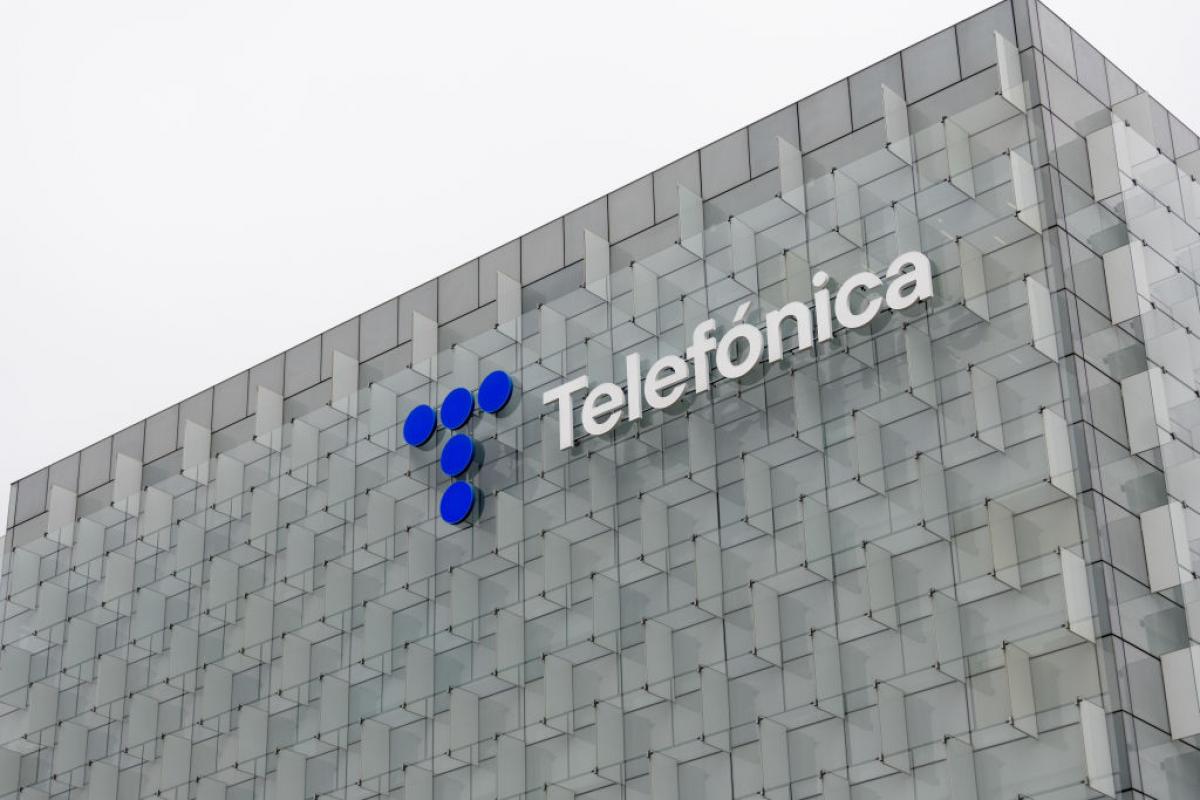 Logotipo de Telefónica en la fachada de la sede de la compañía en Madrid.