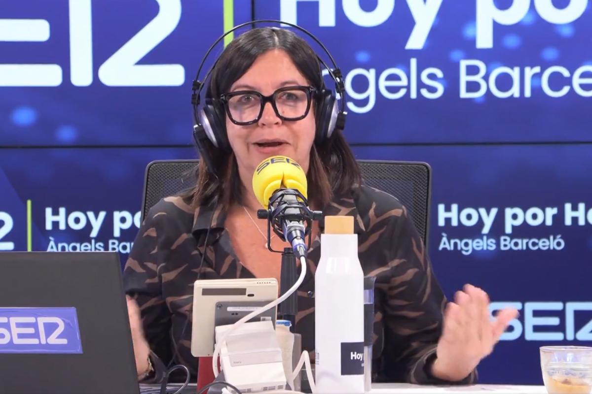 El momento en que Ángels Barceló recibe la respuesta de la vicepresidenta de la Xunta y conselleira de Medio Ambiente, Ángeles Vázquez.