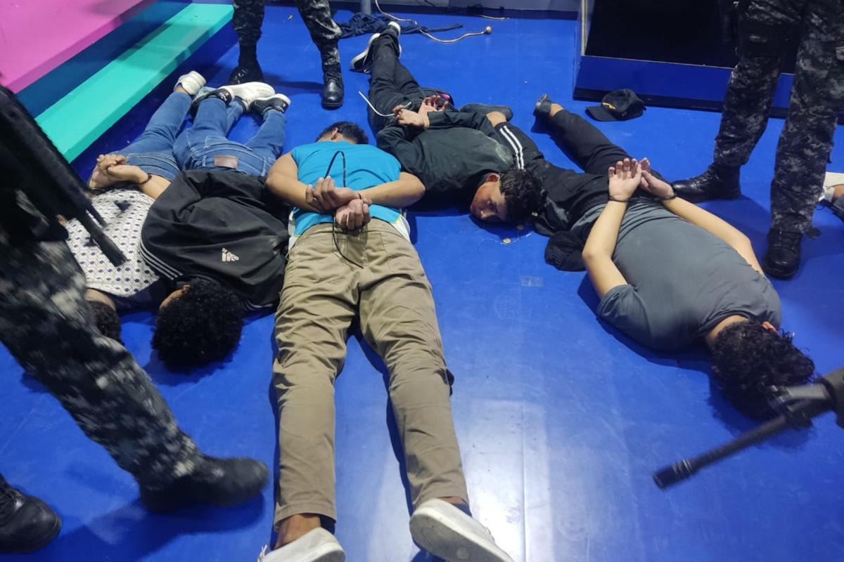 Fotografía  que muestra a un grupo de hombres detenidos tras el asalto del canal de televisión TC .