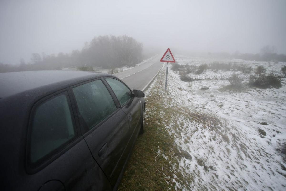 Un coche, parado por la acumulación de nieve en la carretera en una imagen de archivo