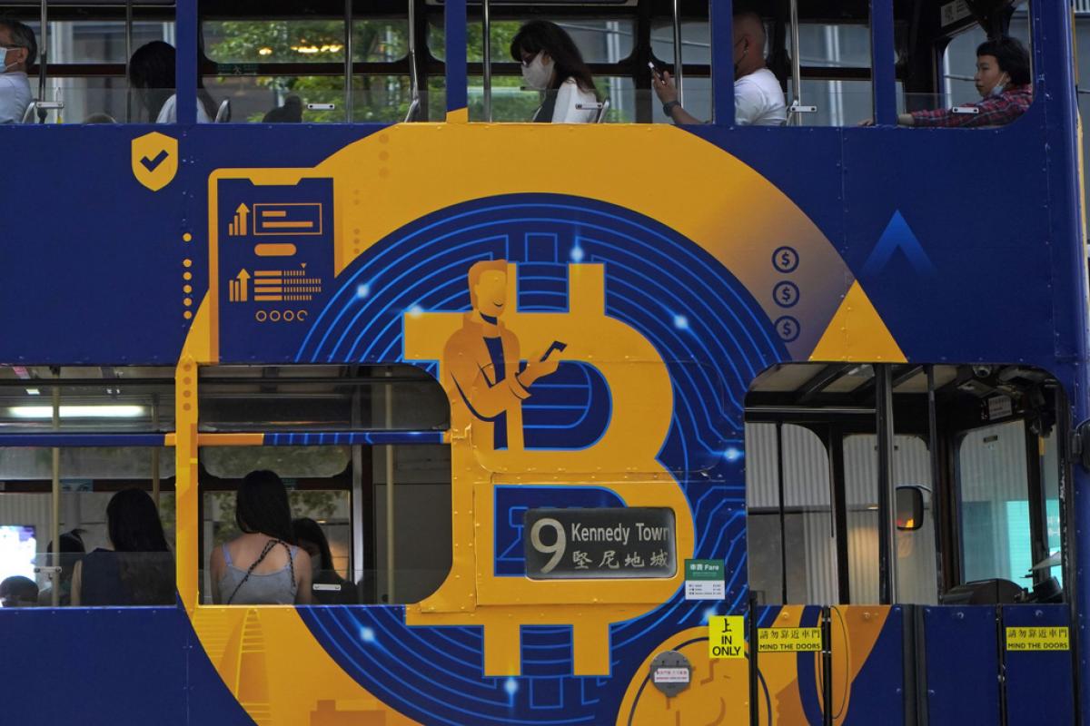Anuncio de la criptomoneda Bitcoin en un autobús de Hong Kong.